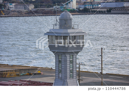 豊橋の港にある愛知県三河港務所のタワー 110444786