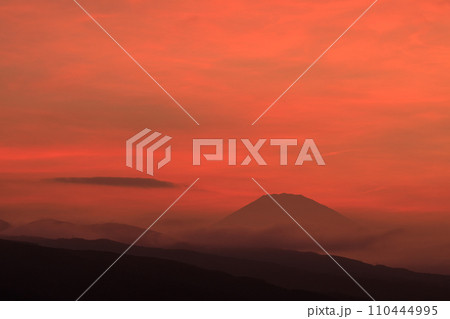 赤く焼ける夕焼けと富士山の風景 110444995