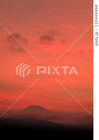 赤く焼ける夕焼けと富士山の風景 110444998
