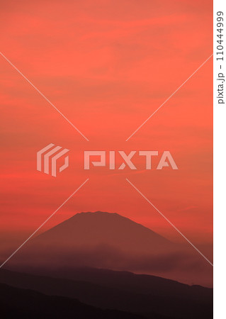 赤く焼ける夕焼けと富士山の風景 110444999