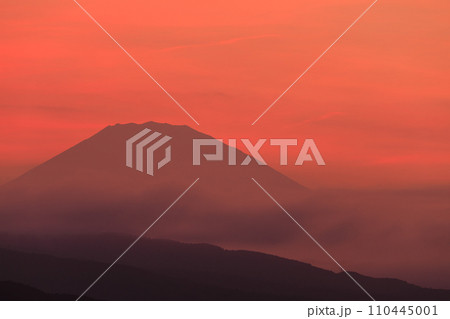 赤く焼ける夕焼けと富士山の風景 110445001