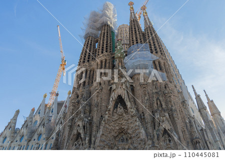 建設中のサグラダファミリア 110445081