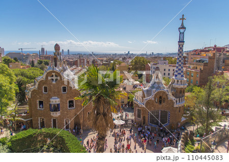 グエル公園とバルセロナの街並み グエル公園とバルセロナの街並み 110445083