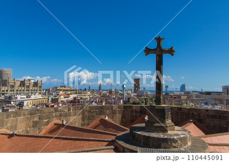 バルセロナの街並みと十字架 110445091