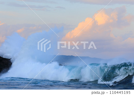 強風で大しけになる海の風景 110445195