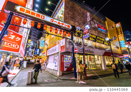 日本の横浜都市景観 1月。横浜駅前の「横浜駅西口 ゴールデン街」(横浜駅西口五番街商店会)などを望む 日本の横浜都市景観 1月。横浜駅前の「横浜駅西口 ゴールデン街」(横浜駅西口五番街商店会)などを望む 110445369