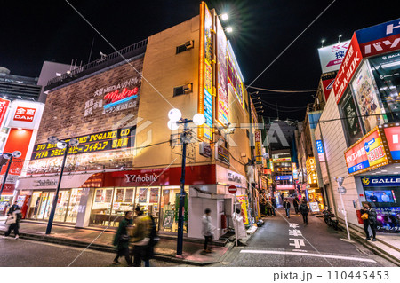 日本の横浜都市景観 1月。横浜駅前の西口五番街などを望む＝令和6年1月6日 110445453