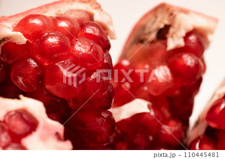 Sliced pomegranate with red grains close up 110445481