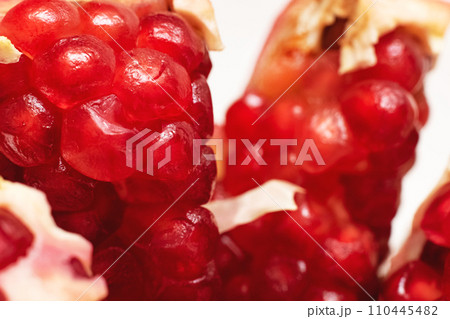 Sliced pomegranate with red grains close up 110445482