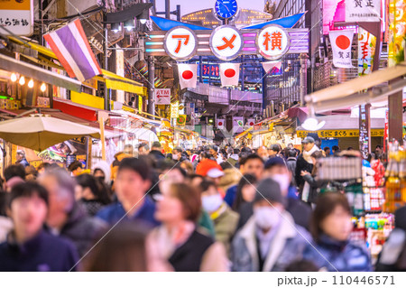 日本の東京都市景観 元日・賑わうアメ横。賀正…新年に希望の光を…=令和6年1月1日 日本の東京都市景観 元日・賑わうアメ横。賀正…新年に希望の光を…=令和6年1月1日 110446571