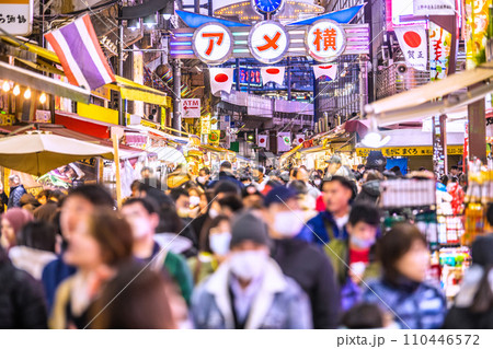 日本の東京都市景観 元日・賑わうアメ横。賀正…新年に希望の光を…=令和6年1月1日 日本の東京都市景観 元日・賑わうアメ横。賀正…新年に希望の光を…=令和6年1月1日 110446572