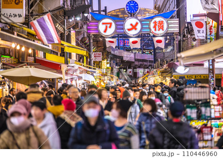 日本の東京都市景観 元日・賑わうアメ横。新年に希望の光を…インフル予防もマ不要=令和6年1月1日 日本の東京都市景観 元日・賑わうアメ横。新年に希望の光を…インフル予防もマ不要=令和6年1月1日 110446960