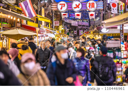 日本の東京都市景観 元日・賑わうアメ横。新年に希望の光を…インフル予防もマ不要＝令和6年1月1日 110446961