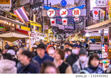 日本の東京都市景観 元日・賑わうアメ横。新年に希望の光を…インフル予防もマ不要＝令和6年1月1日 110446962