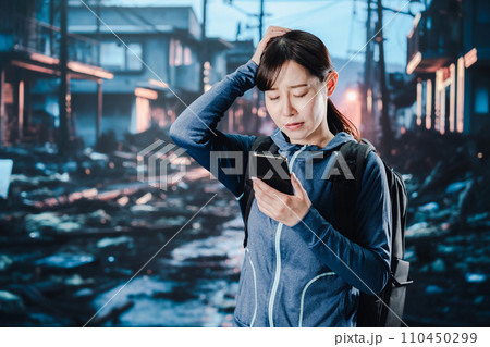 災害に遭い途方に暮れる女性 災害に遭い途方に暮れる女性 110450299