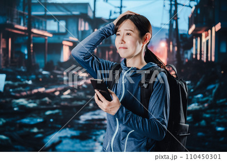 災害に遭い途方に暮れる女性 災害に遭い途方に暮れる女性 110450301