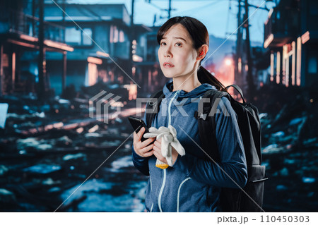 災害に遭い途方に暮れる女性 災害に遭い途方に暮れる女性 110450303