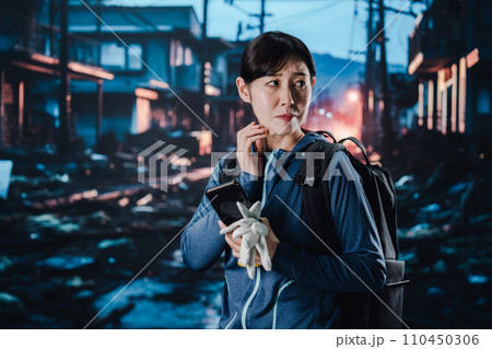 災害に遭い途方に暮れる女性 110450306