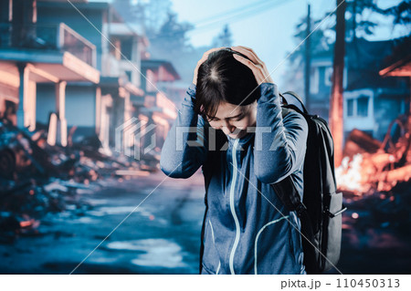 災害に遭い途方に暮れる女性 災害に遭い途方に暮れる女性 110450313