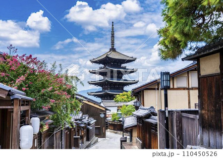 夏の法観寺（八坂の塔）と街並み　京都府京都市 110450526