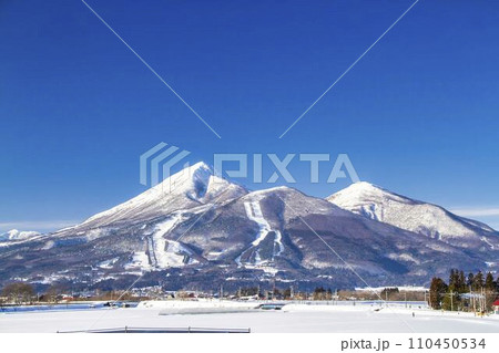 青空と冬の磐梯山 福島県猪苗代町 青空と冬の磐梯山 福島県猪苗代町 110450534