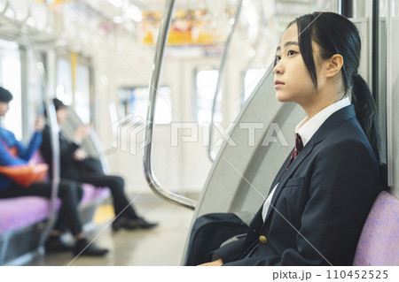 電車通学をする女子高校生　横顔 110452525