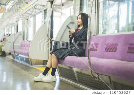 電車通学をする女子高校生 電車通学をする女子高校生 110452627