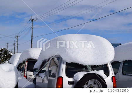 大雪で埋もれてしまった車 110453299