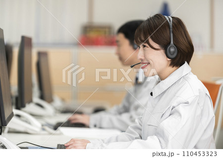 リモートで会話するエンジニアの女性 110453323