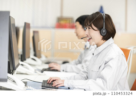 リモートで会話するエンジニアの女性 110453324