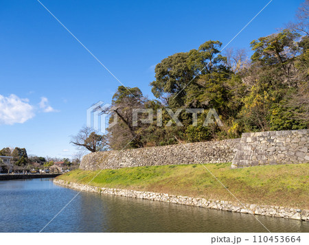 彦根城の内堀と石垣(鉢巻腰巻石垣)。滋賀県道518号彦根城線から12月に撮影。 110453664
