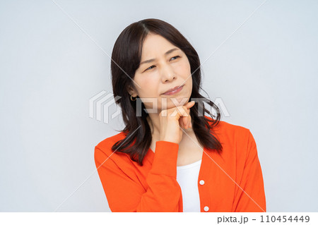 悩む中年女性　ミドル女性　きれいなミドル女性　奥様 110454449