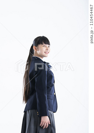 振り向く女子中学生　白バック 110454467