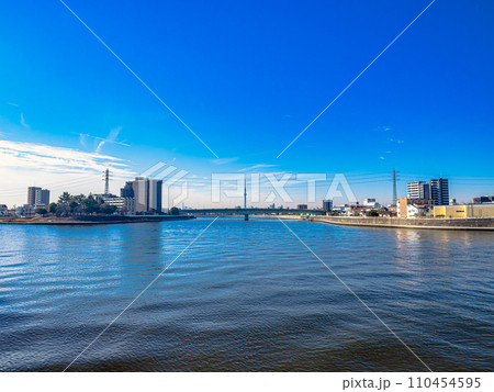 東京葛飾に流れる中川と新中川分岐点からみたスカイツリーのある風景 110454595