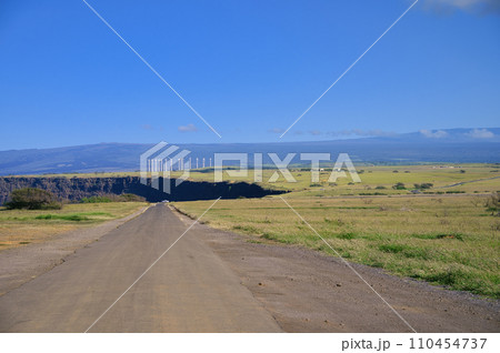 ハワイ島の道路と火 ハワイ島の道路と火 110454737