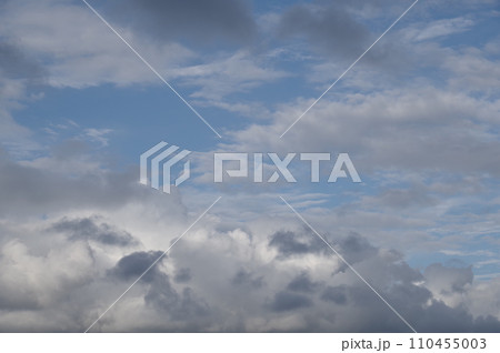 青空と白い雲の夏雲 積雲綿雲雄大積雲積螺雲5 110455003