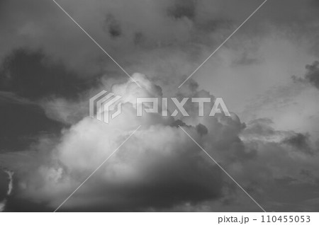 青空と白い雲の夏雲 積雲綿雲雄大積雲積螺雲モノクロ6 110455053