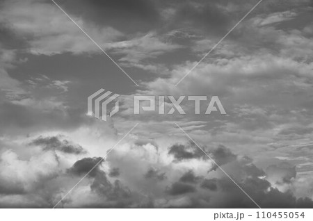 青空と白い雲の夏雲 積雲綿雲雄大積雲積螺雲モノクロ7 青空と白い雲の夏雲 積雲綿雲雄大積雲積螺雲モノクロ7 110455054