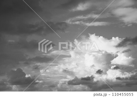青空と白い雲の夏雲 積雲綿雲雄大積雲積螺雲モノクロ8 青空と白い雲の夏雲 積雲綿雲雄大積雲積螺雲モノクロ8 110455055