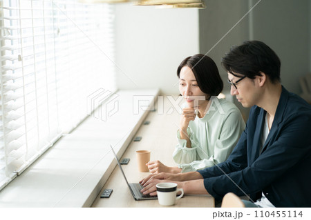 カフェで打ち合わせをする男女 110455114