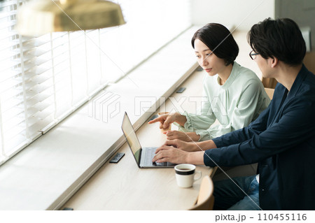カフェで打ち合わせをする男女 110455116