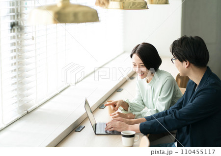 カフェで打ち合わせをする男女 110455117