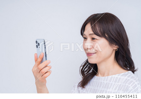 スマホを操作するミドル女性。 スマホを操作するミドル女性。 110455411