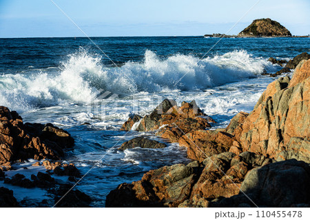 青い波と白い飛沫を表現しました。 青い波と白い飛沫を表現しました。 110455478