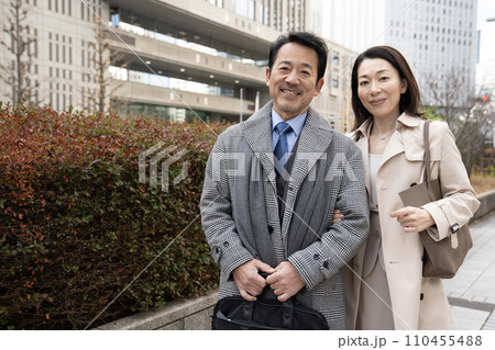 腕を組んで微笑むミドル夫婦 110455488