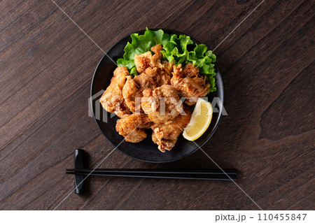 俯瞰から見た鶏の唐揚げ 110455847