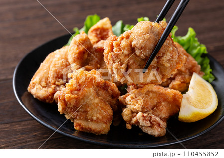 食卓の鶏の唐揚げ 110455852