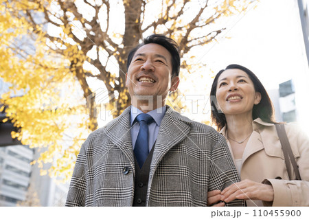 腕を組んで微笑むミドル夫婦 腕を組んで微笑むミドル夫婦 110455900