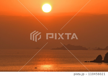 軍艦島の夕景 軍艦島の夕景 110456021