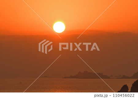 軍艦島の夕景 軍艦島の夕景 110456022